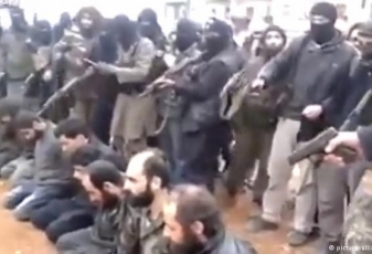 عکس/ اعدام اعضای داعش به شیوه خودش!