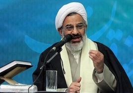 وارد کردن بانوان داخل استادیومها یک خطر است / احتمالا در آینده بانوان و آقایان به صورت مختلط فوتبال را در استادیوم مشاهده خواهند کرد / باید غیرت دینی ما بجوشد / نباید اجازه این کارها را بدهیم