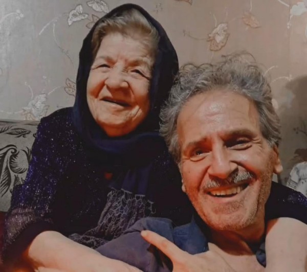 تصویری از ابوالفضل پورعرب و مادرش