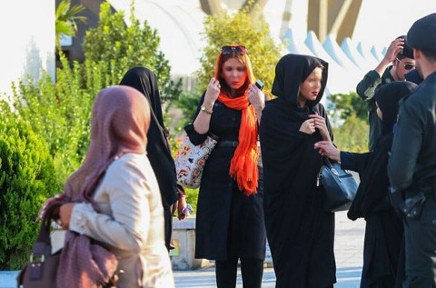 روزنامه اطلاعات: قانون حجاب، نه اعتبار حقوقی دارد نه قابل اجراست؛ نظرات منتقدان را نشنیدید