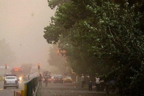 وزش باد شدید از امروز تا ظهر جمعه در استان تهران / باد هوای آلوده را کاهش می‌دهد / مردم در نواحی مرتفع مانند داربست‌ها، بالابر‌ها و ساختمان‌های بلند مستقر نشوند