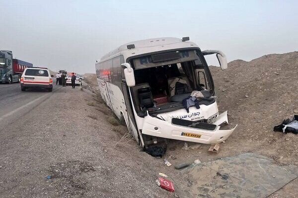 برخورد اتوبوس با کامیون در شرق سبزوار یک کشته و ۴۴ زخمی داشت