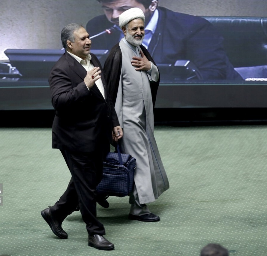 کیف نایب رئیس مجلس در صحن علنی سوژه عکاسان شد
