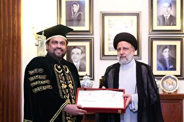 رئیس دانشگاه کراچی در حالی که لباس مخصوص این مراسم را بر تن کرده بود، مدرک دکترای افتخاری را به رئیسی داد / سال ۹۶ در روسیه بدون حضور مقامات ارشد دولتی، به روحانی مدرک دکترای افتخاری دادند