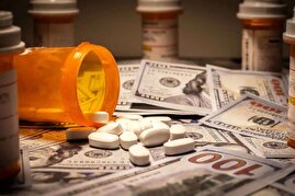 حدود ۸۰ تا ۹۰ قلم کمبود دارو داریم که عمده آن به خاطر کمبود نقدینگی در بازار است/ ۳۰۰ یا ۴۰۰ قلم دارو در کشور وجود دارد که ذخایر آن پاسخگوی دو ماه است/ از ۱۵ دی ماه در قبال دارو‌هایی که شرکت‌ها می‌دهند، از سوی داروخانه‌ها چک صادر نمی‌شود/ سازمان‌های بیمه‌گر از سال ۱۳۹۳ بابت جریمه جهت تاخیر در مطالبات داروخانه‌ها، پرداختی نداشته‌اند