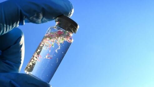 روشی کم‌هزینه و در دسترس برای کاهش ریزپلاستیک‌های آب