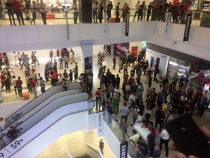 تجمع جمعی از کسبه پاساژ علاءالدین در اعتراض به بیثباتی قیمت ارز