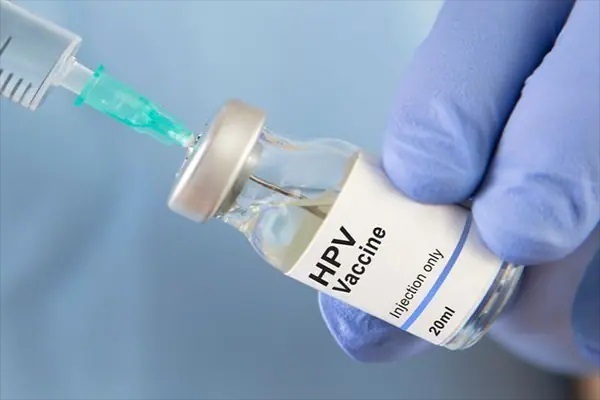 عضو کمیته ملی واکسن: قصد سیاهنمایی نداریم، اما به واکسن HPV نیاز داریم / مخالفان این واکسن میگویند در صورت وجود واکسن ترویج فحشا میشود / جریان و افراد ضدواکسن در جامعه ما زیاد شدهاند؛ حتی در تلویزیون به این افراد اجازه میدهند علیه واکسن صحبت کنند / شرایط جامعه میطلبد که نگذاریم یک فاجعه رخ بدهد
