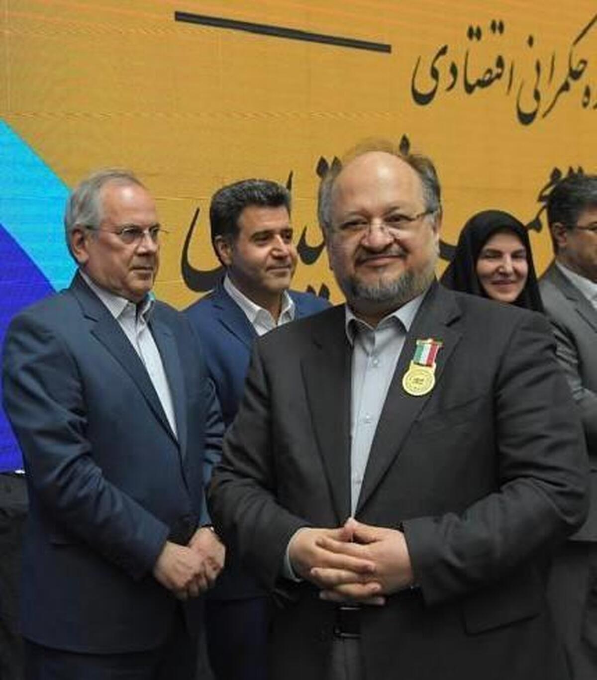 اعطای «نشان ملی مدیریت کسب و کار سال کشور» در حوزه حکمرانی اقتصادی به محمد شریعتمداری اعطای «نشان ملی مدیریت کسب و کار سال کشور» در حوزه حکمرانی اقتصادی به محمد شریعتمداری