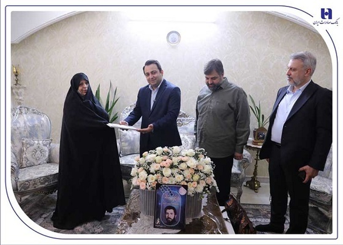 محسن سیفی در دیدار با خانواده شهید معصومی:
بانک صادرات ایران با تقدیم ۹۶ شهید نماد ایستادگی در کنار مردم است / آغاز افتخارآمیز تدوین تاریخ شفاهی شهدای بانک صادرات ایران محسن سیفی در دیدار با خانواده شهید معصومی:
بانک صادرات ایران با تقدیم ۹۶ شهید نماد ایستادگی در کنار مردم است / آغاز افتخارآمیز تدوین تاریخ شفاهی شهدای بانک صادرات ایران