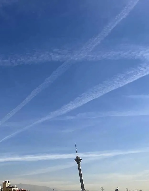 ماجرای خطوط دود عجیب در آسمان تهران چیست؟