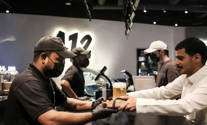 آبجوی حلال در عربستان/ جنجال‌سازی کافه‌ای با حال‌وهوای میخانه‌های اروپایی در قلب ریاض