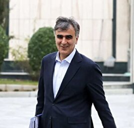 دلار سر به فلک کشیده ولی آقای فرزین برای خود نوشابه باز می‌کند!