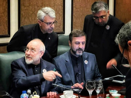 قالیباف: در مذاکرات به آمریکایی‌ها گفته شد که هیأت از طرف رهبر انقلاب برای ورود تخصصی به موضوع هسته‌ای منع شده، اما در وضعیت جنگی تصمیمات مرتبا با اشراف ایشان مورد اصلاح و بهبود قرار می‌گیرد/ تانکر ترکرز: نفتکش ایرانی با موفقیت از محاصره دریایی عبور کرد/ معاون اندیشکده کوئینسی: هزینه اقتصادی محاصره بنادر ایران فراتر از چیزی بوده که کاخ سفید پیش‌بینی می‌کرد