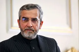 ما با محل حمله سی متر فاصله داشتیم، صدای ۳ انفجار بیشتر نیامد، بعداً مشخص شد که تعداد بیشتر بوده / به برخی از نقاط از جمله محل حضور رهبر شهید، بیش از یک موشک اصابت کرده بود/ همه جا خاک بود و چشم، چشم را نمی‌دید؛ یعنی یک غبار بسیار بسیار شدید بود