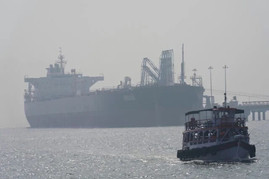 سی‌ان‌ان: نیمی از کشتی‌هایی که در روز‌های اخیر از تنگه هرمز عبور کرده‌اند، محموله‌های خود را در بنادر ایران بارگیری کرده‌اند که این امر به معنای نادیده گرفتن محاصره دریایی آمریکا است