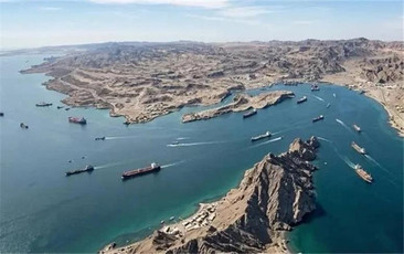 سی‌ان‌ان: در عملیات ترامپ برای هدایت کشتی‌ها از طریق تنگه هرمز، تنها دو کشتی عبور کردند/ تانکر ترکرز: ۲ نفتکش ایرانی از محاصره دریایی آمریکا عبور کردند/ ان‌بی‌سی: ترامپ بازگشایی تنگه را پس از اینکه عربستان استفاده از فضای هوایی خود را مسدود کرد، متوقف کرد/ دراپ‌ سایت: کویت هم در کنار ریاض، جلوی دسترسی آمریکا به پایگاه‌ها و فضای هوایی خود را گرفت